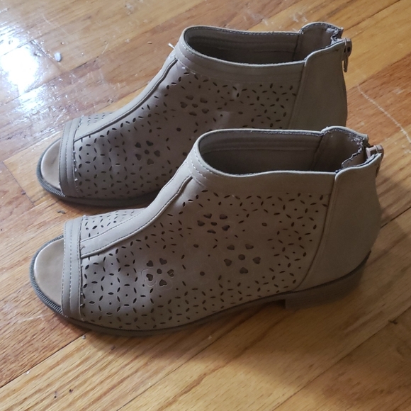 Peep toe booties with zipper - Picture 2 of 4